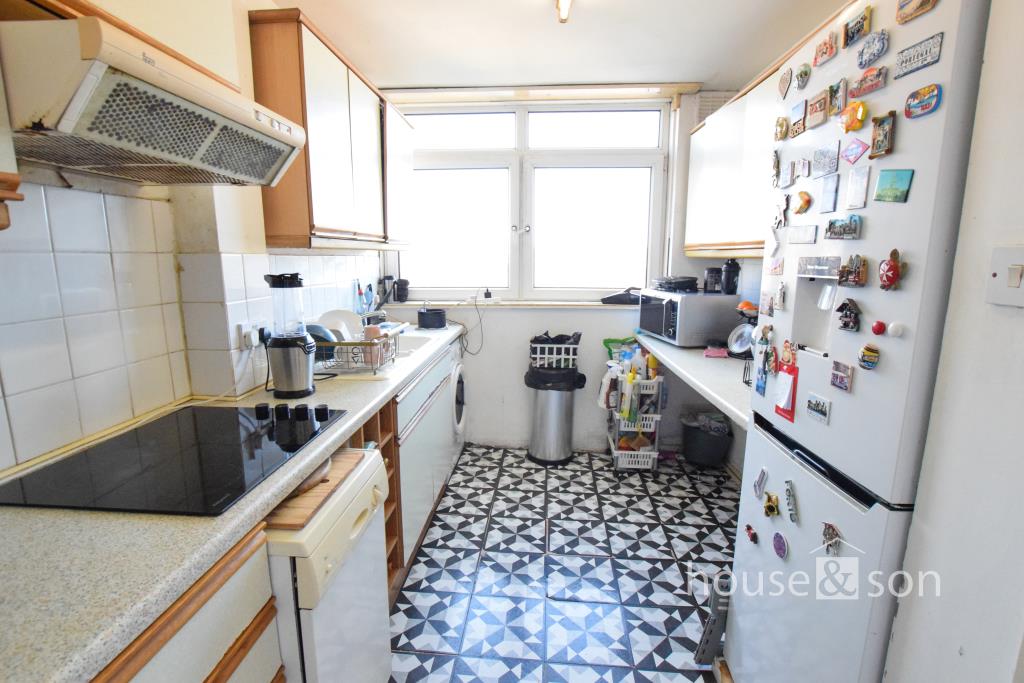 Lot: 19 - FLAT FOR INVESTMENT IN PRIME TOWN CENTRE LOCATION - Furnished kitchen